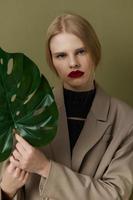 bonito mujer verde palma hoja Saco brillante maquillaje estilo de vida posando foto