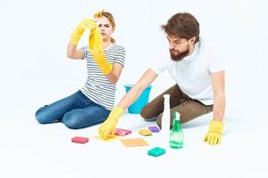 hombre y mujer detergente estilo de vida limpieza trabajo en equipo foto