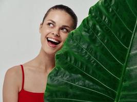 mujer limpiar piel cosmetología la risa emociones verde palma hoja foto