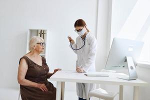 paciente en examen por un enfermero salud cuidado foto