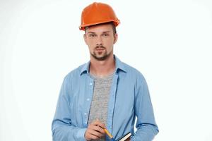 hombre en construcción uniforme planos constructor trabajando profesión foto