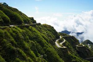 zig zag la carretera enfermedad de buzo en seda ruta este sikkim con verde naturaleza en antecedentes foto