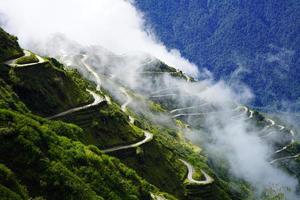 nube formación en zig zag la carretera en antiguo seda ruta este sikkim foto