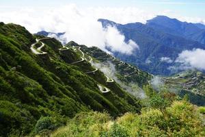 seda ruta zig zag la carretera en el mes de octubre foto