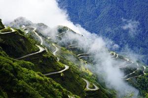 antiguo seda ruta montaña rango con zig zag la carretera foto