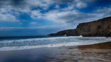 paisaje con el ciudad y el Oceano en un calentar día, en el Español canario isla fuerteventura foto