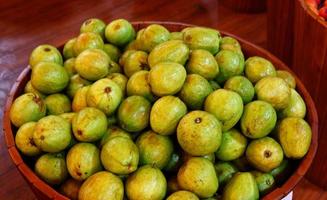 guayaba es un delicioso tropical fruta fresca orgánico abultar de guayaba en marrón maceta foto