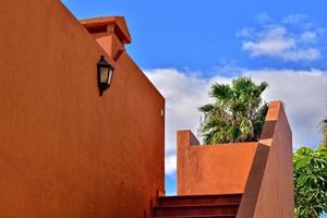 contrastando arquitectónico detalles en el Español canario isla fuerteventura en contra un azul cielo foto