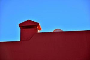 contrastando arquitectónico detalles en el Español canario isla fuerteventura en contra un azul cielo foto