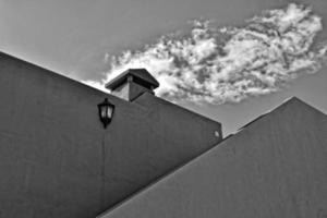contrastando arquitectónico detalles en el Español canario isla fuerteventura en contra un azul cielo foto