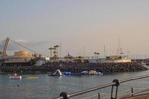 marina con vista a el Puerto de tenerife en el Español canario isla en un calentar verano día foto