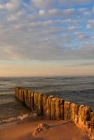 calma paisaje en el polaco báltico mar durante puesta de sol foto
