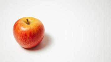 un manzana en un blanco antecedentes con espacio para tu texto. foto