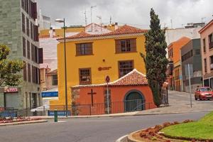 sitio paisajes con antiguo histórico viviendas y calles en el ex capital de el Español canario isla tenerife foto