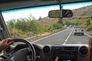 blanco fuera del camino carros de viaje en el carreteras alrededor el teide volcán en el Español canario isla de tenerife para un viaje foto