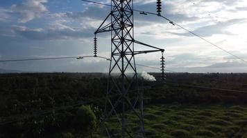 by i de mitten av grön natur i de landsbygden. Land hus och elektrisk poler på odling områden eller jordbruks landa under vår. by gård i thailand video