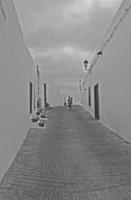 blanco bajo histórico edificios y estrecho calles en el Español ciudad de teguise, lanzarote foto