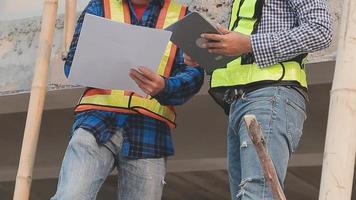 Due attività commerciale uomo costruzione luogo ingegnere. ingegneria oggetti su posto di lavoro con partner interagendo su sfondo video