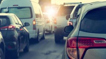 posterior lado de carros en el asfalto la carretera Bóveda hacia el objetivo de el viaje. de viaje para trabajo durante prisa hora. ambiente borroso de otro carros en el ciudad a noche o Mañana. foto