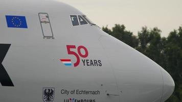 novosibirsk, russo federação Junho 10, 2020 - fechar acima Visão do cargalux boeing 747 cockpit. video