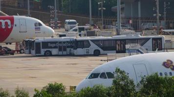 phuket, Tailandia noviembre 27, 2019 - aerobús a330 de tailandés cosecha arriba velocidad para quitarse desde phuket aeropuerto, Tailandia video