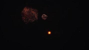 mooi exploderend vuurwerk in de donker lucht. veel van helder gekleurde lichten. feestelijk groet. pyrotechnisch tonen in eer van de nieuw jaar. 4e onafhankelijkheid dag. 4 juli video