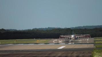 Aussicht von das Runway von das Ende. Passagier Jet Flugzeug Picks oben Geschwindigkeit Vor nehmen aus video