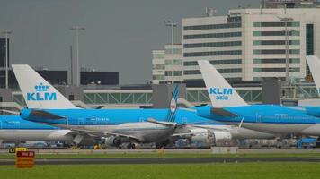 Amsterdam, de Nederland juli 27, 2017 - passagier vliegtuig van klm luchtvaartmaatschappijen retro kleurstelling taxiën Bij schiphol luchthaven, Amsterdam. toerisme en reizen concept video