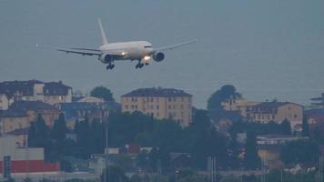 passagerare plan nedåtgående till landa över de stad i de tidigt morgon, på gryning. turism och resa begrepp video