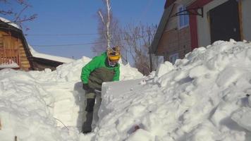 hombre excavación un camino desde el nieve después nieve tormenta, lento movimiento video