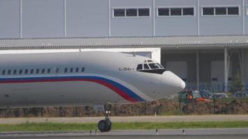 Novossibirsk, russe fédération juin 17, 2020 - russe force aérienne tupolev tu 154b 2 rf 91822 roulage sur macadam pour départ. tolmachevo aéroport, Novossibirsk video