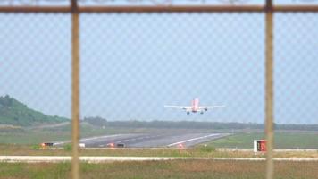 phuket, Tailândia dezembro 1, 2016 - airásia airbus 320 hs abi saída a partir de phuket internacional aeroporto video