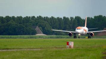 amsterdam, il Olanda luglio 24, 2017 - easyjet airbus 320 g ezte accelerare prima prendere via a polderbaan 36l, piovoso tempo atmosferico, nave aeroporto, amsterdam, Olanda video