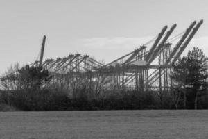 Felixstowe muelle grúas en negro y blanco foto