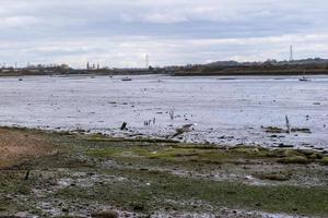 bajo marea deben río a brumoso foto