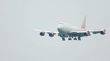 phuket, Thailand november 28, 2017 - rossiya boeing 747 nadering voordat landen Bij phuket luchthaven hkt. reusachtig breed lichaam vier motor jumbo Jet arriveert Bij Thailand luchthaven video