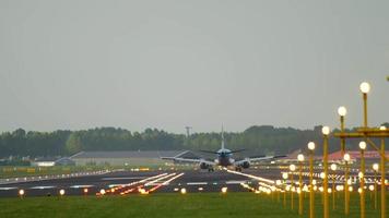 amsterdam, de nederländerna juli 28, 2017 - klm kunglig dutch flygbolag boeing 737 bromsning efter landning på bana på morgon. shiphol flygplats, amsterdam, holland video