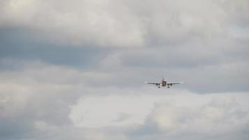 passagiersvliegtuig vliegt in de lucht naar land- Bij de luchthaven video