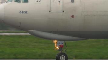 almaty, kazajstán 4 de mayo de 2019 - carga turca airbus a330 tc jdr frenado después de aterrizar en la pista en tiempo lluvioso. aeropuerto de almaty, kazajstán video