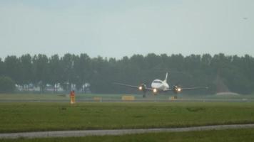 pequeno gêmeo motor turboélice avião levando fora a partir de Schiphol internacional aeroporto dentro a chuva. amsterdam. video