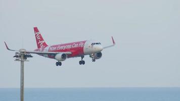 phuket, tailândia, 29 de novembro de 2019 - air asia airbus a320 200 9m ajk pouso no aeroporto internacional de phuket video