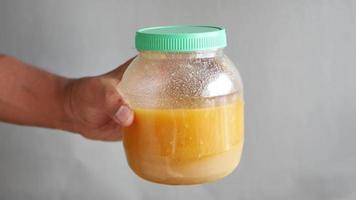 ghee casero en recipiente sobre una mesa, video