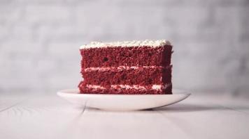 Gâteau de velours rouge sur assiette video