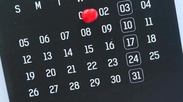 concetto di scadenza con segno rosso sulla data del calendario video