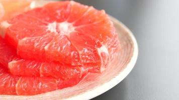 Scheiben von geschält Grapefruit im ein Teller video