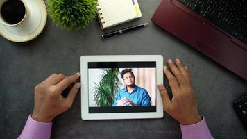 homme d'affaire en portant numérique tablette discuter des idées dans vidéo conférence video