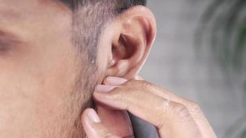 fechar acima do jovem homem segurando orelha sofrimento dor video