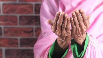 dichtbij omhoog van senior vrouw hand- bidden Bij Ramadan video