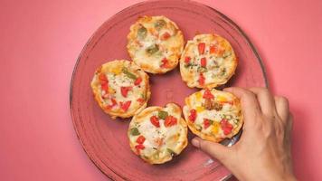 Haut vue de main de une la personne cueillette tranche de Pizza de une assiette video