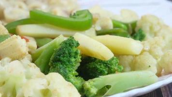 cerca arriba de hecho en casa vegetal ensalada en plato video